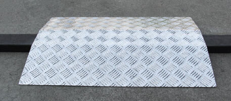 Rampe pour personnes à mobilité réduite - largeur 700mm - aluminium gaufré antidérapant - capacité 200kg_1