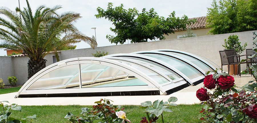Abri piscine Roma - télescopique, motorisé, en aluminium et polycarbonate avec système anti-arrachement au vent et vitrage PMMA_1