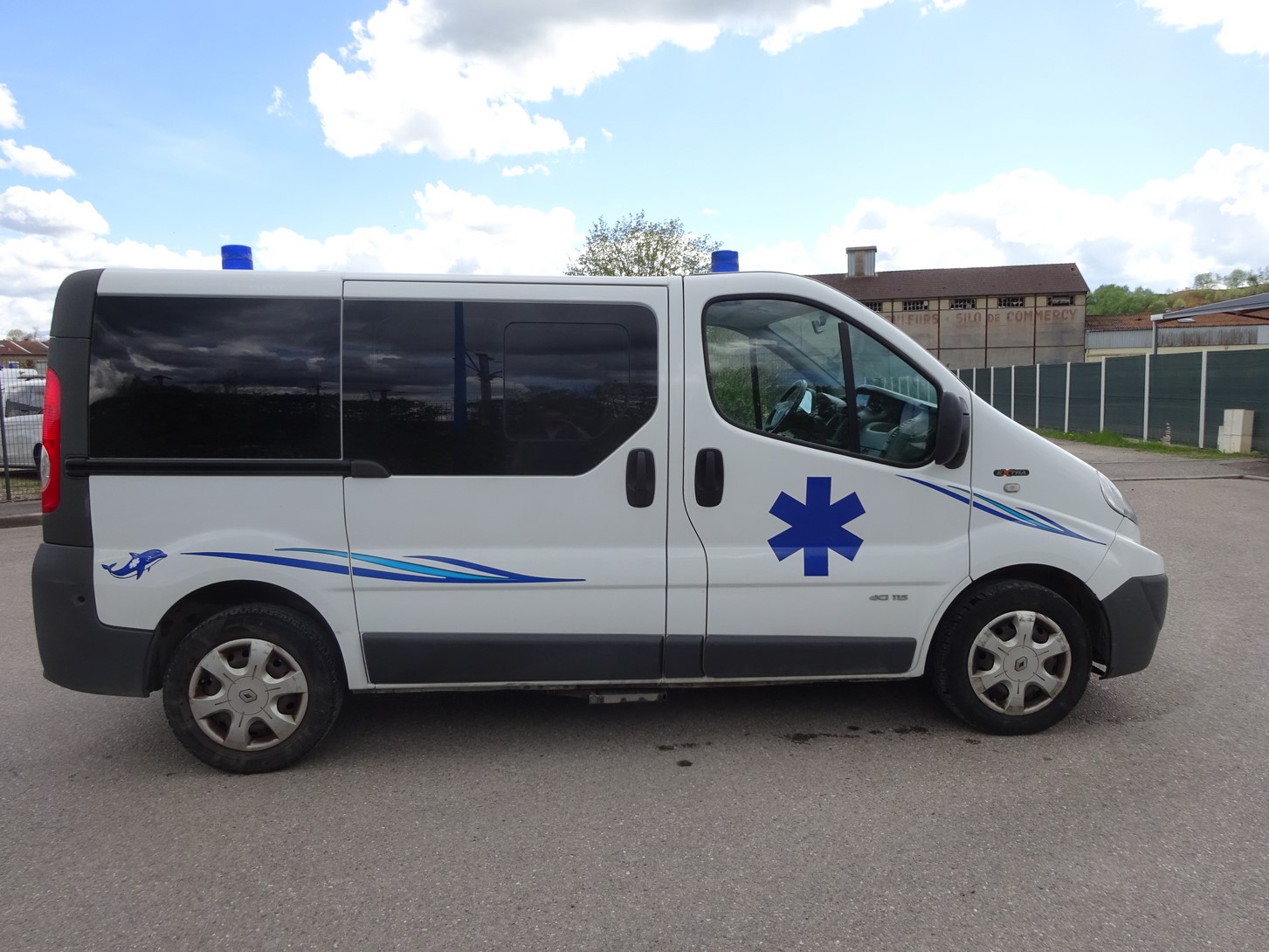 Ambulance Renault Trafic L1H1 2011 Type A1 - 115 CV - Occasion - Aménagement Les Dauphins_1