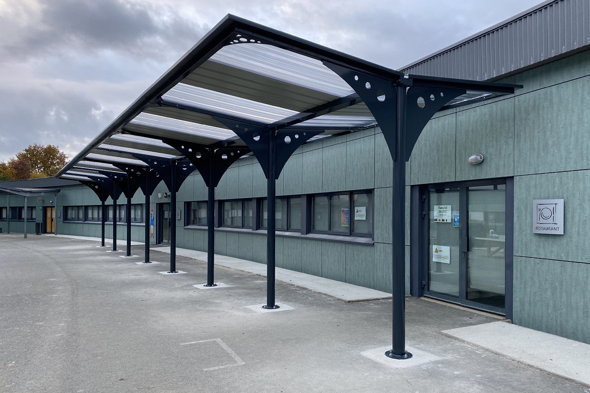 Passage couvert Série PC - Toit plat pente arrière 5% - Sur mesure, poteaux métalliques et options personnalisables_1