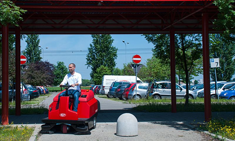 R850 - Balayeuse de voirie RCM - 120 litres - Grande largeur de nettoyage et bac de grande capacité_1
