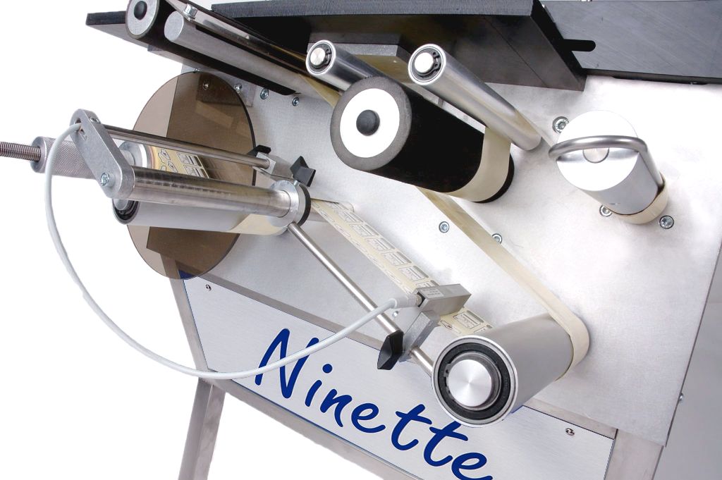 Étiqueteuse semi-automatique Ninette à Plat - pour produits carrés, plats et rectangulaires_1