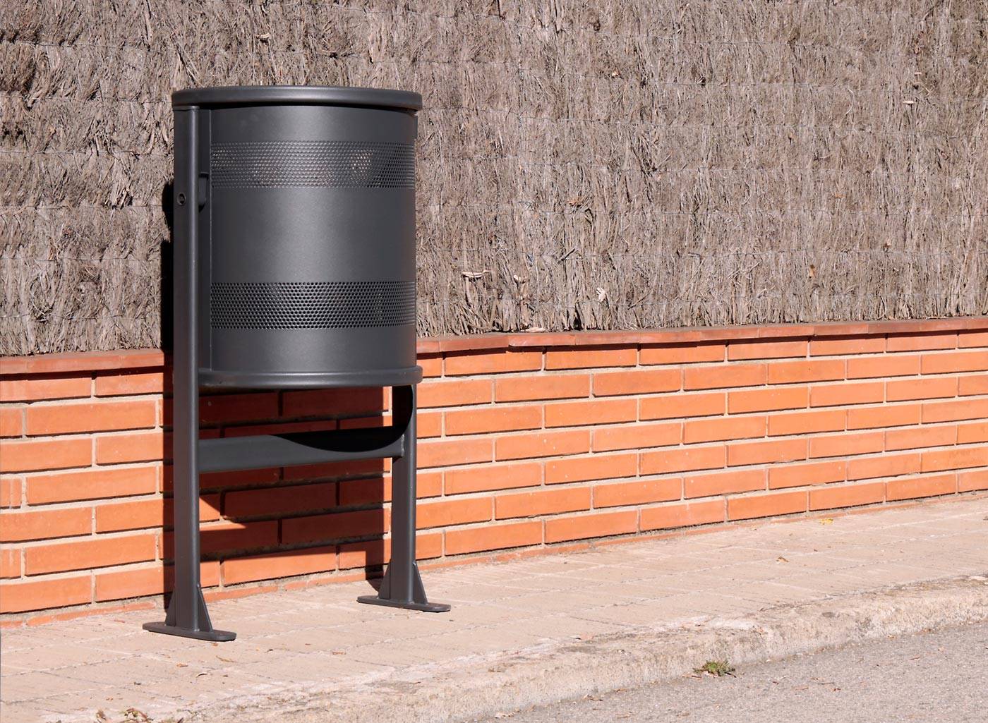 Poubelle publique BCN PA606 - en acier avec traitement Ferrus anticorrosion_1