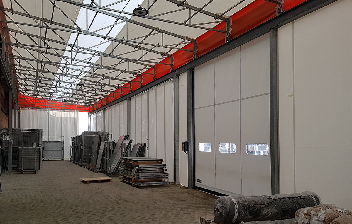 Tunnel latéral monopente de stockage composé d'un squelette à tubulaires fixés par des boulons en zinc capable de soutenir la bâche en PVC - SideGO_1