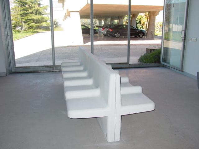 Banc en béton Nù - Banc urbain en béton armé pour espaces publics - Blanc et gris - 150 x 85 x 40 cm_1