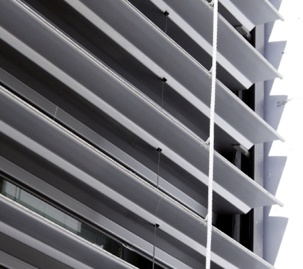 Brise-soleil orientable à lacettes - AL 80B ou AL90Z - large choix de coloris de lames et d'armatures, régulation thermique et design_1