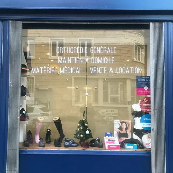 Lettrage adhésif sur vitrine, personnalisable et utilisable sur divers supports -Art & Com_2