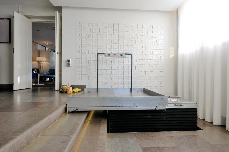 Plateforme discrète  - Mouvement vertical et horizontal, encastrée, personnalisable - Guldmann LP50H_1