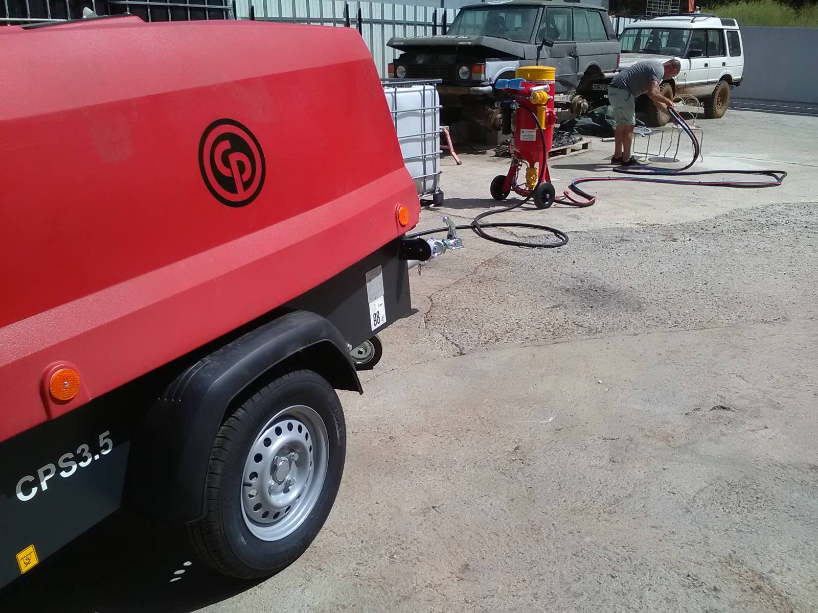 Sableuse aérogommeuse 60 litres doseur abrasif inusable et vibreur pneumatique_1