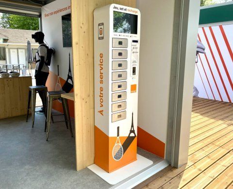 Borne de recharge sécurisée Touch 8 - 8 casiers pour smartphones, tablettes et petits appareils électroniques - Écran 15 pouces_1