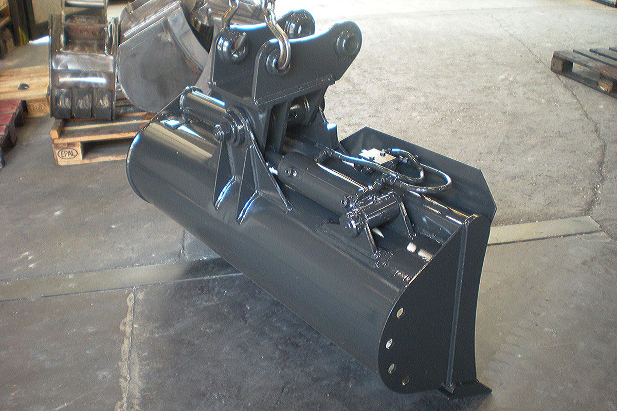 Équipement pour curage de fossés avec pivot hydraulique à 45°