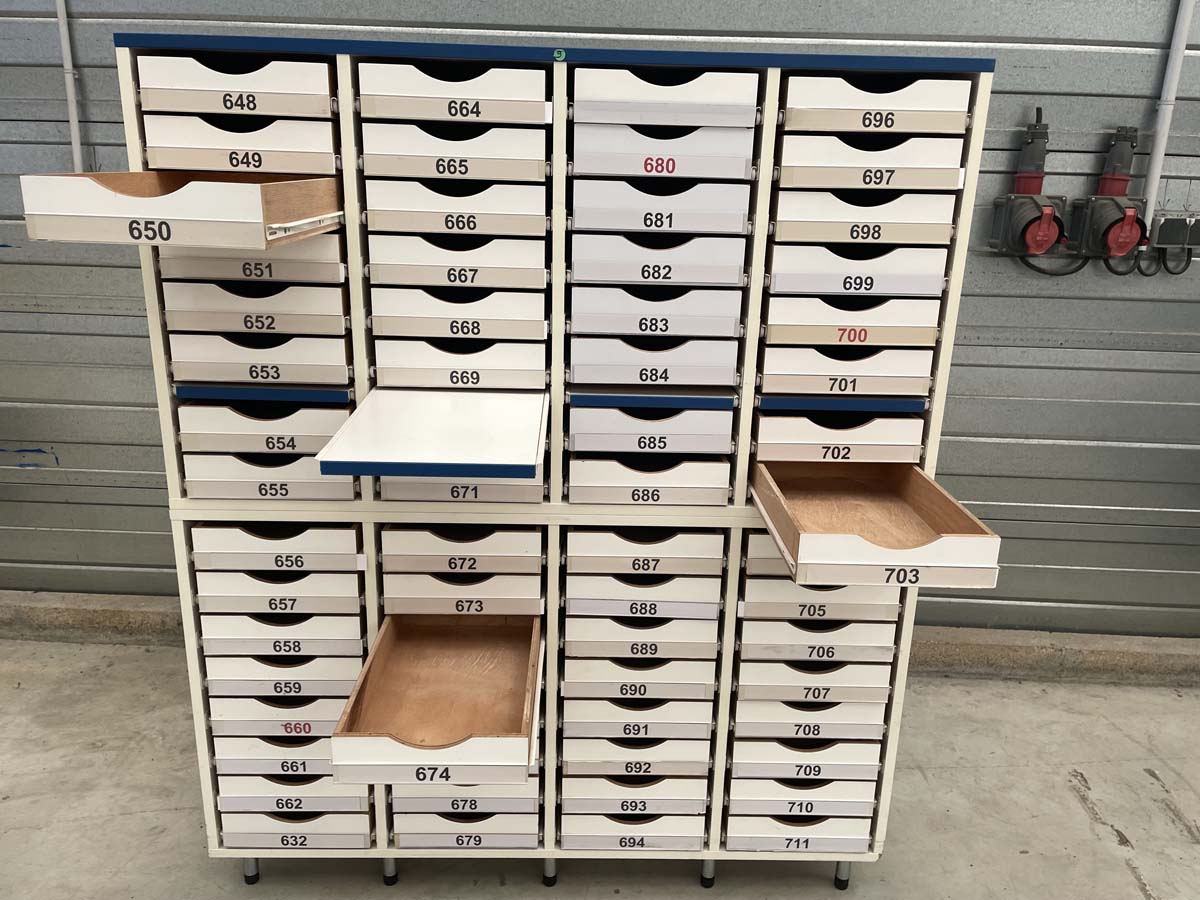 Meuble d'occasion de laboratoire avec 32 tiroirs - p21091181_1