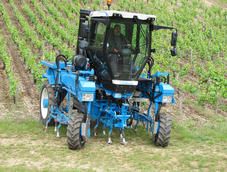Machine agricole pour le travail du sol avec un tracteur enjambeur