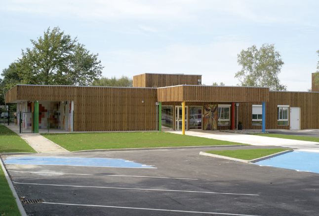 Structure multi-accueil pour 60 enfants avec façades colorées