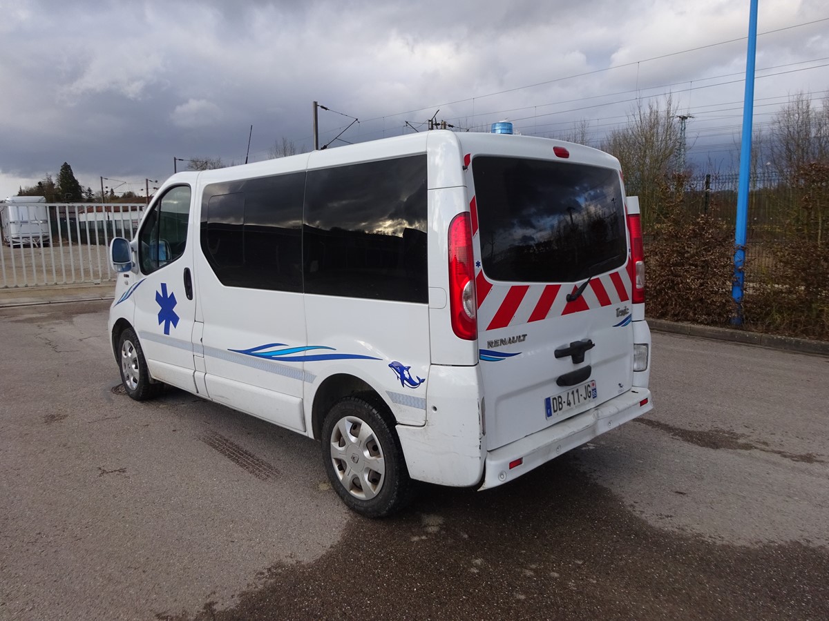 Intérieur de l'ambulance Renault Trafic L1H1 type A1 avec aménagement Les Dauphins