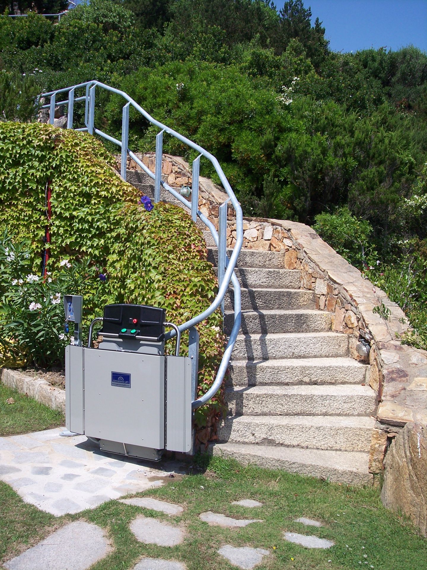 Plateforme élévatrice monte-escaliers courbe multi-étages pour accès PMR - Garaventa Lift Artira_1