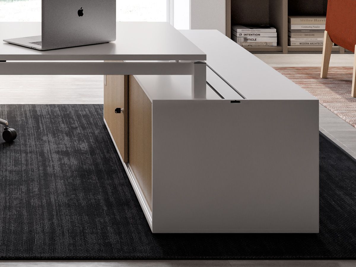 Bureau de direction MASTER Wood sur crédence - Plateau spacieux avec crédence équipée et finitions bois clair_1