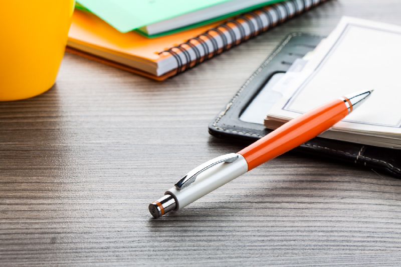 Stylo à bille en plastique blanc perle - Clip métal - Recharge bleue - Couleur orange_1