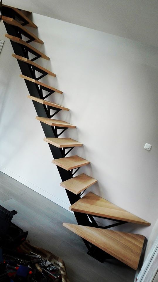 Escalier droit intérieur avec marches en bois