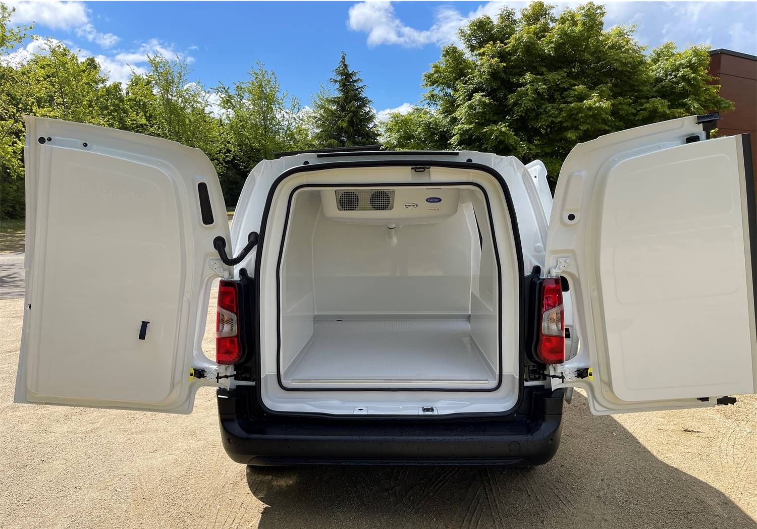 Véhicule frigorifique Cellule intégrée IsoCity – Opel Combo – Froid positif ou négatif_1