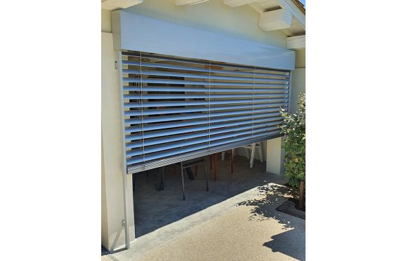 Brise soleil orientable autoportant sur mesure - lame galbée 80 mm - aluminium extrudé - motorisé - fabrication française_1