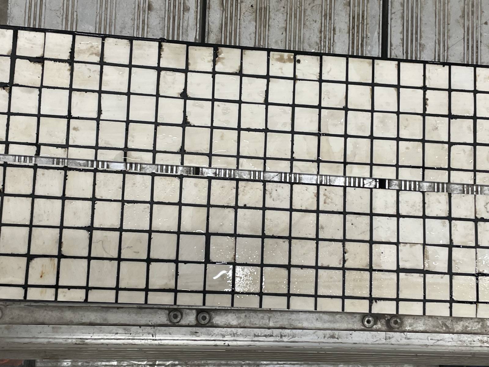 MTCP - Service de découpe sur-mesure au jet d'eau de céramique avec bords nets et finitions soignées pour collage sur tôle - Région parisienne_1