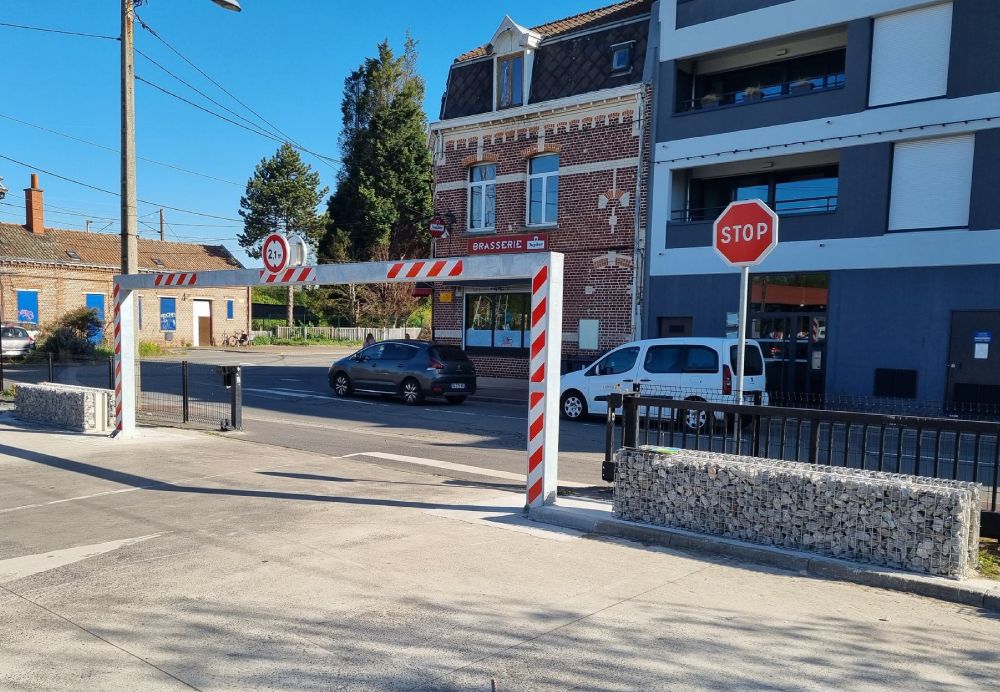 Structure galvanisée anti-coupe pour contrôler l'accès des véhicules
