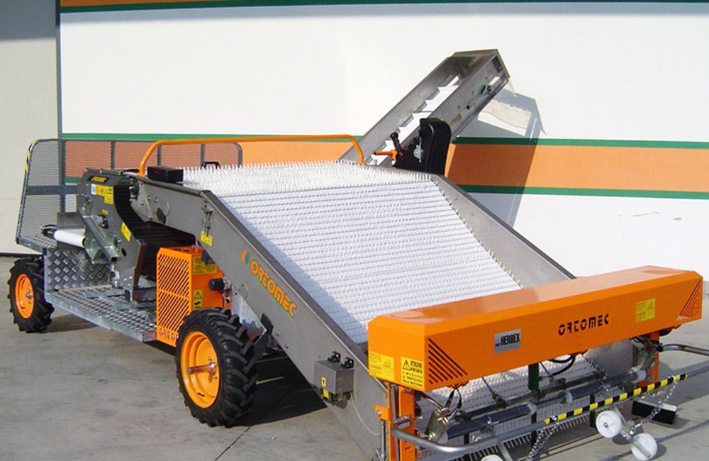 Récolteuse automotrice sur roues 8000 Herbex - Ortomec SRL - largeur de la tête de récolte 120 à 180 cm - moteur diesel 3 cylindres, transmission hydraulique et mécanique_1