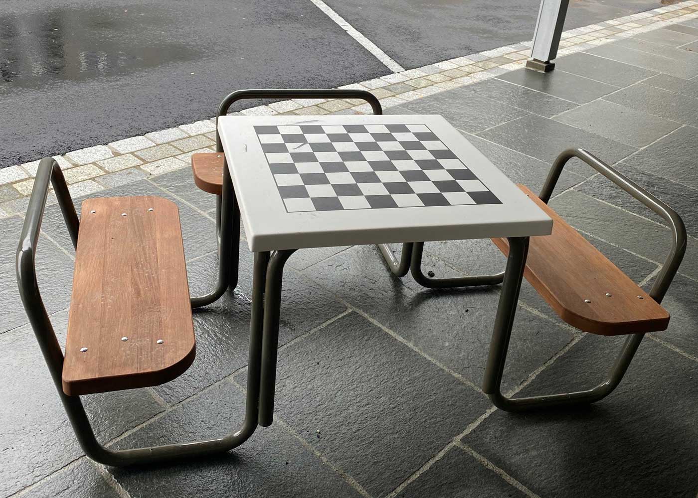 Table d'échecs VMA01 - bois de pin et acier avec traitement Ferrus_1