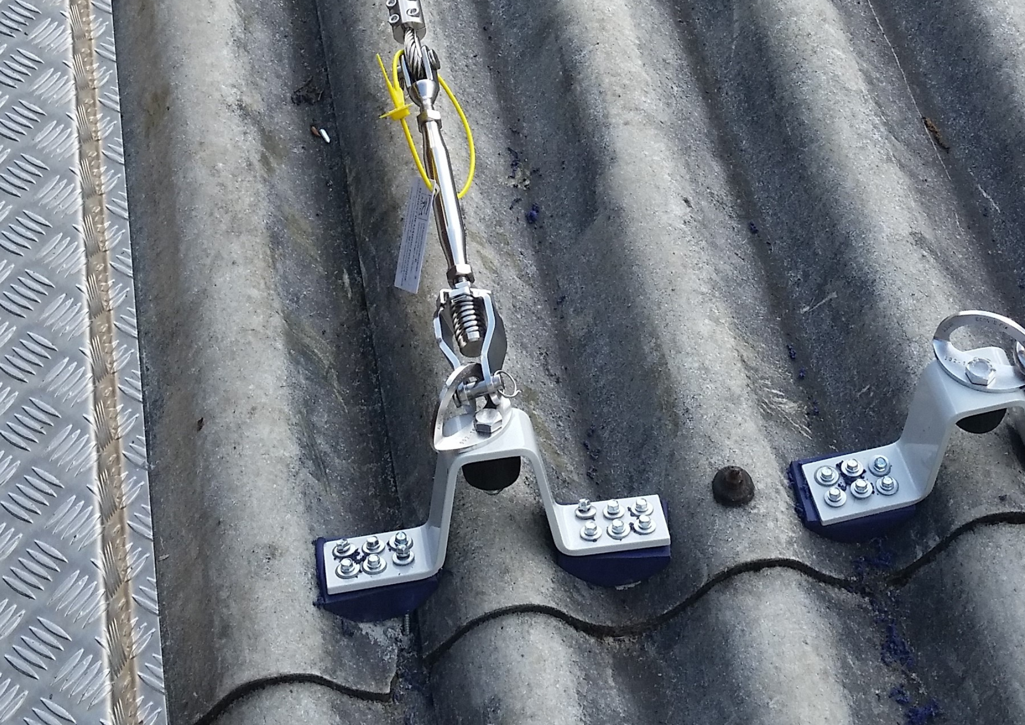 Ligne de vie sur fibrociment et charpente métallique - dispositif d'ancrage horizontal conforme EN795:2012 classe C_1