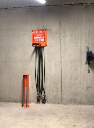 Station de réparation mural pour cycles en acier galvanisé - Outils inclus - Usage intérieur et extérieur - HOKO_1