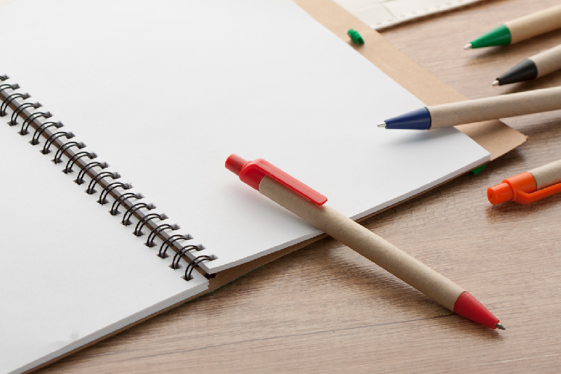 Stylo à bille en carton recyclé - encre bleue - couleur rouge - poids 5g_1