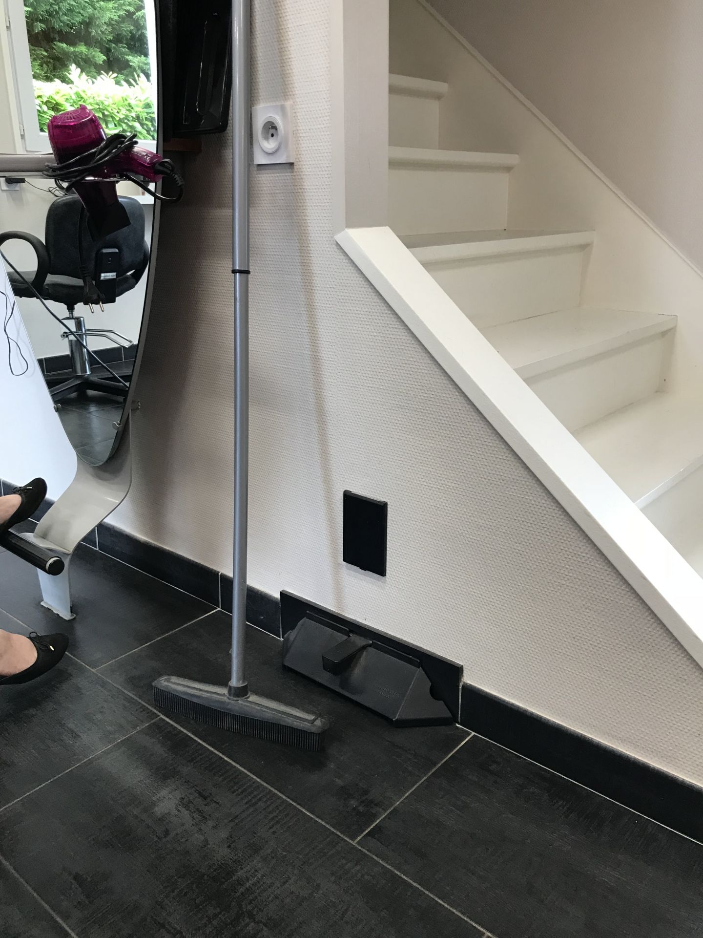 Aspirateur centralisé pour coiffeurs - DRAINVAC - ramasse-cheveux intégré - cuve 46L_1