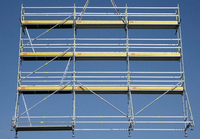 Échafaudage de chantier PERI UP Flex avec plate-forme sécurisée