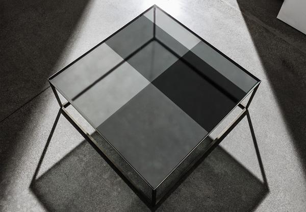 Table basse Quadro - structure métal laqué moka ou laiton poli - plateau en verre fumé avec motif géométrique_1