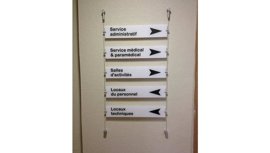 Signalétique directionnelle intérieure personnalisée - Création professionnelle avec PANO Nice Ouest_1