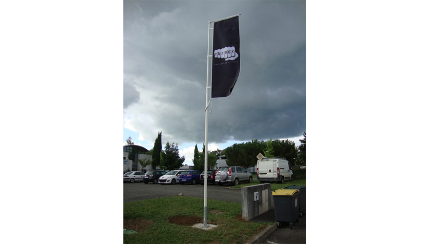 Mâts avec drapeaux personnalisables - Signalisation visuelle pour entreprises et événements_1