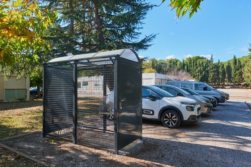 Abri vélos sécurisé MINI - Design fonctionnel et robuste pour 3 vélos - Dimensions compactes 1,6m x 2,5m_1