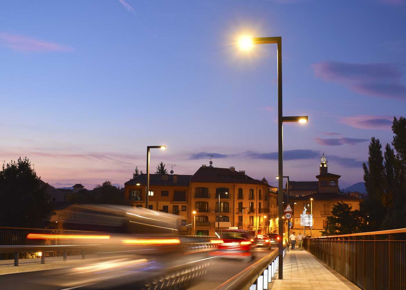 Ensemble lumineux Tomsk F ACTMF - mât en acier rectangulaire avec module LEDs 20W à 120W_1