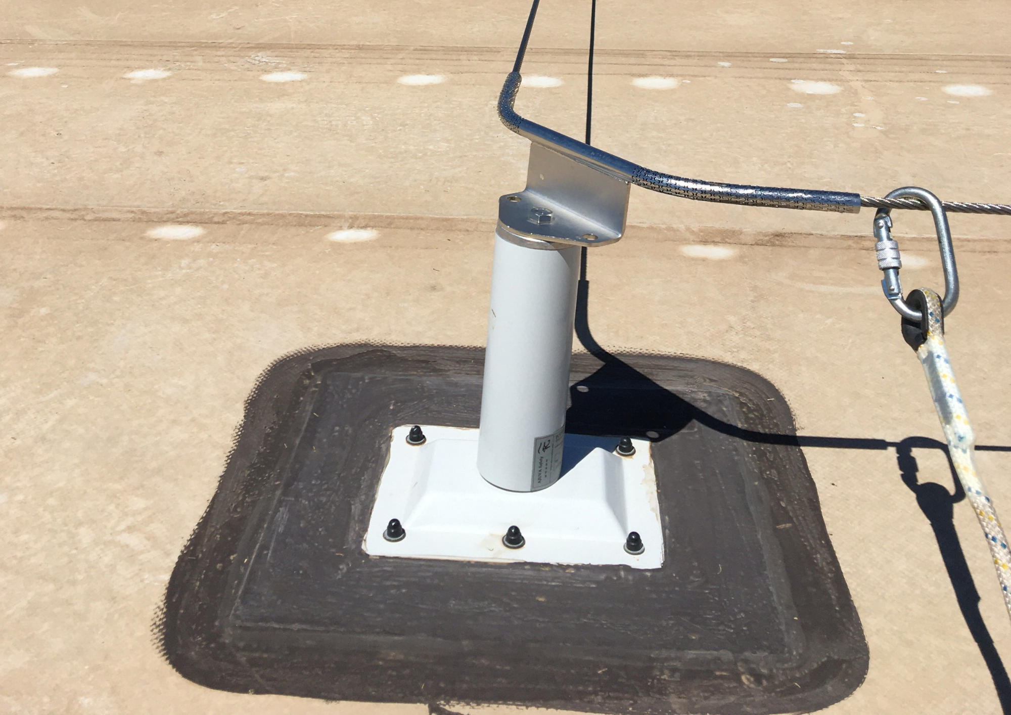 Ligne de vie pour bac étanché et membrane PVC - dispositif d'ancrage horizontal avec absorbeur d'énergie intégré_1