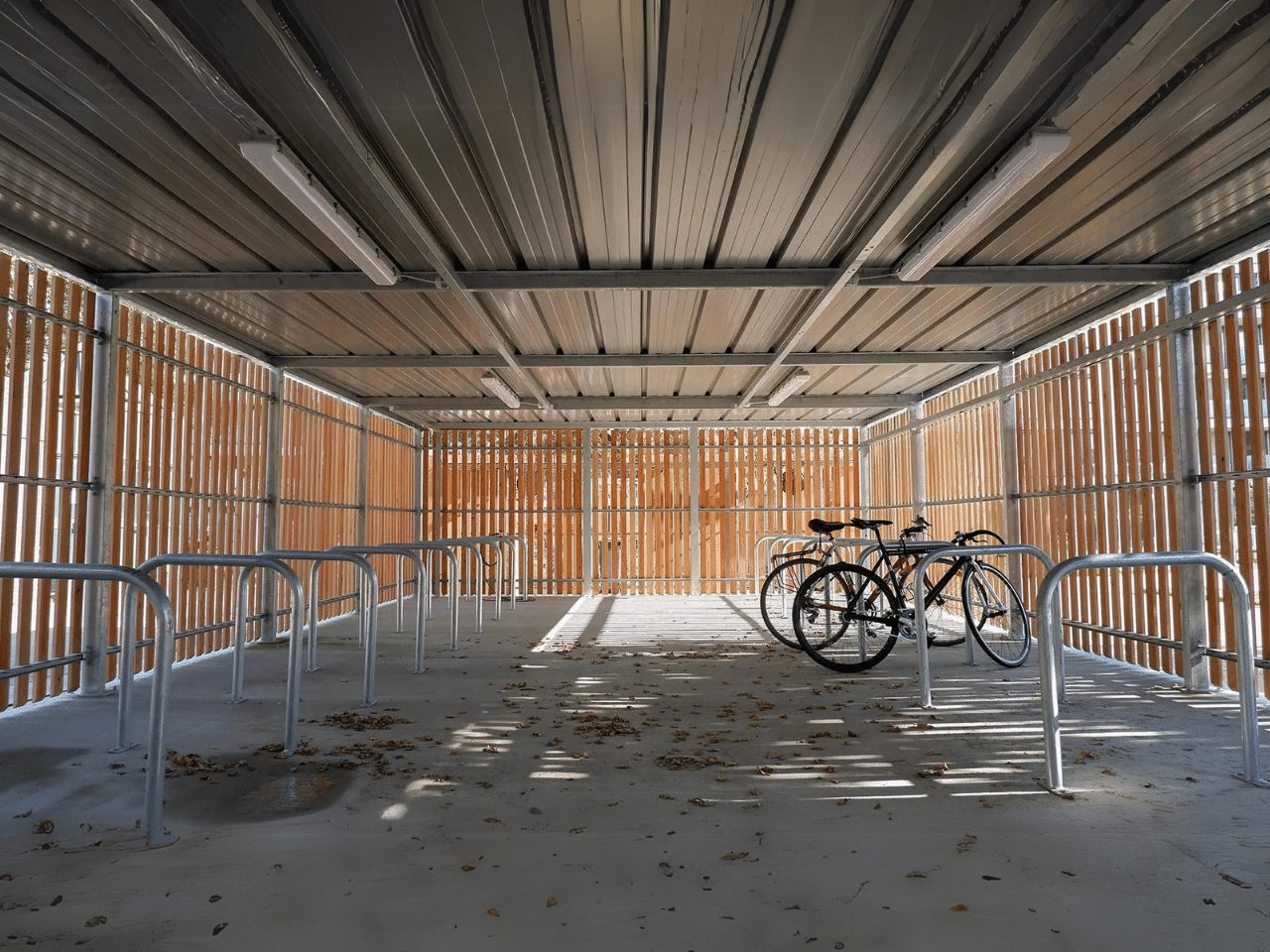 Abri vélo fermé et sécurisé personnalisable - REFUGE - avec options solaires et arceaux modulaires_1