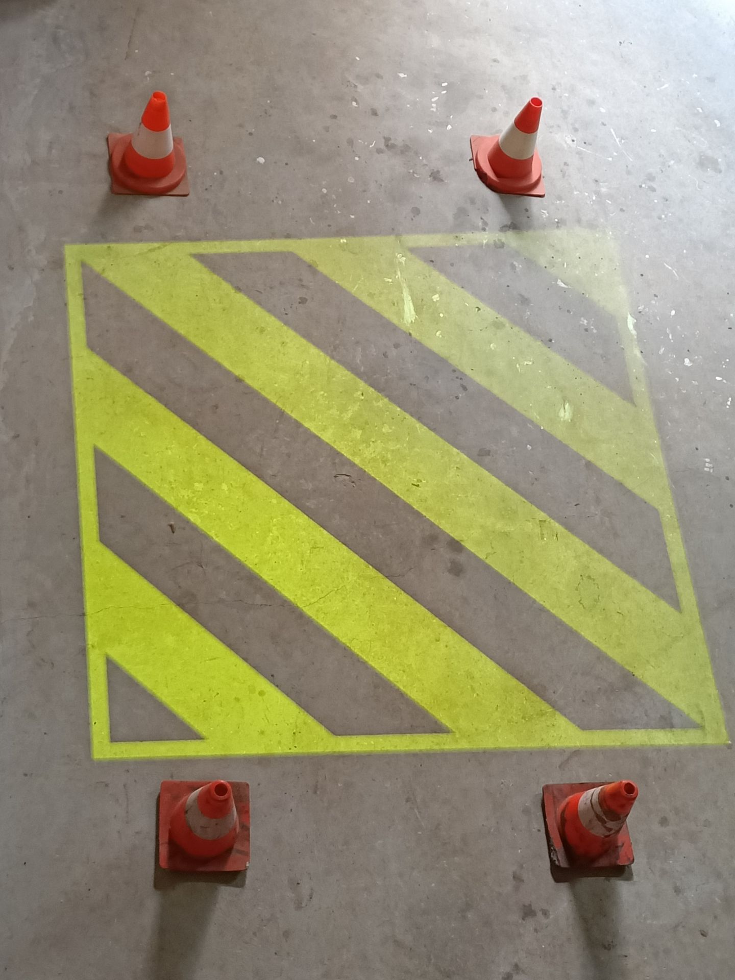 Marquage au sol par projection lumineuse - Projecteurs LED avec lentille gravée au laser, étanches IP65, garantie 2 ans_1