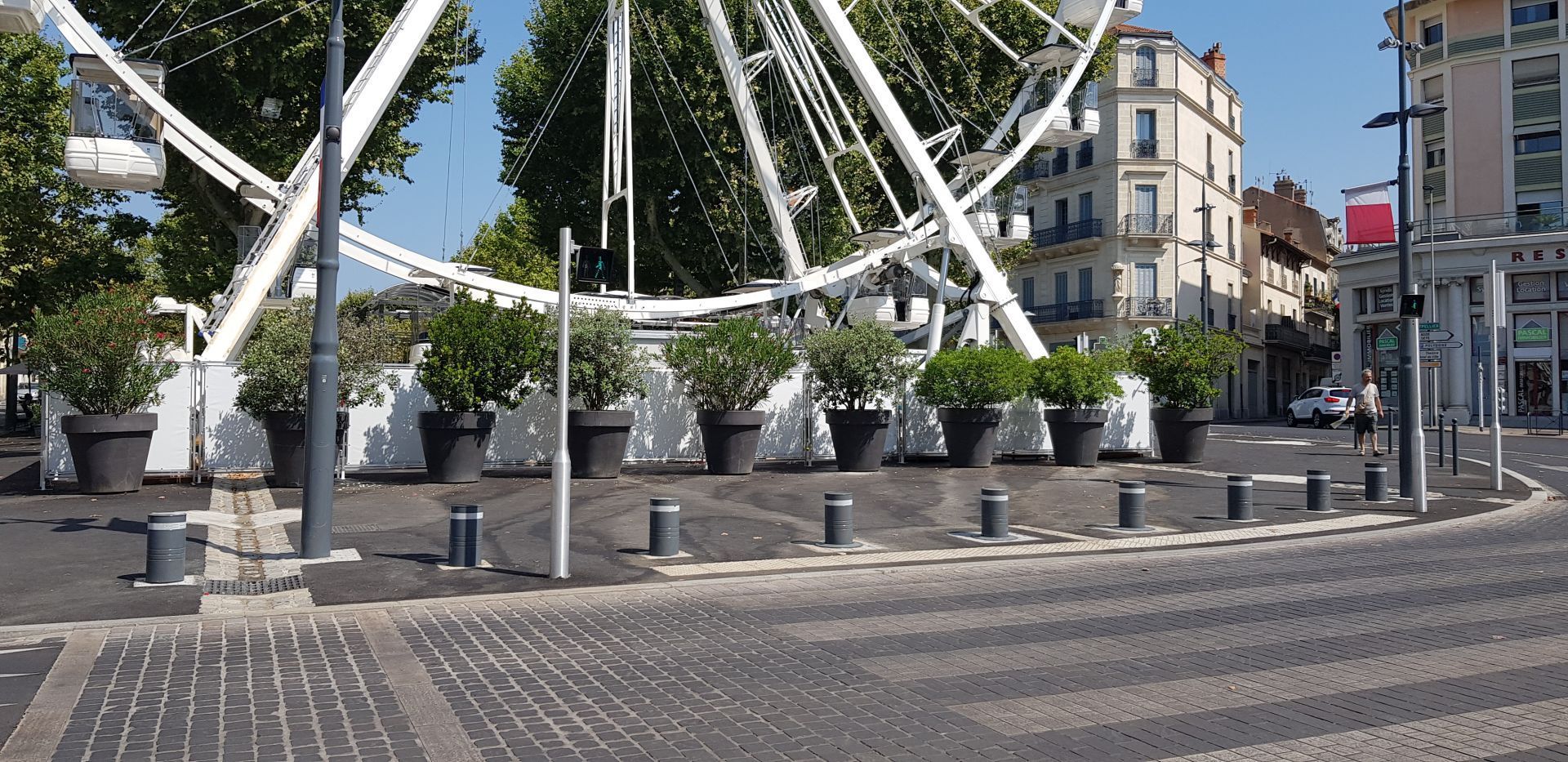 Borne de défense DEFENDOR 65 - FIXE - Citinnov - Acier monobloc avec finition inox brossé certifiée crash-tests_1