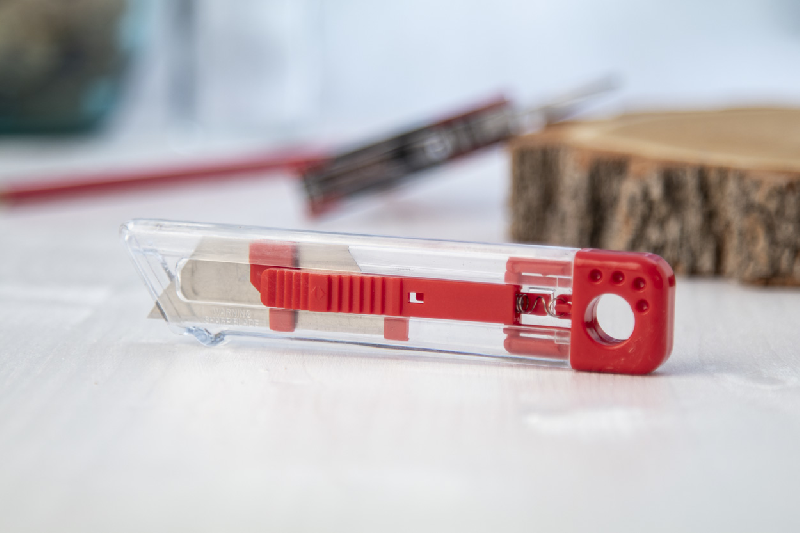 Cutter en plastique - lame auto-rétractable - couleur rouge - 22 g_1