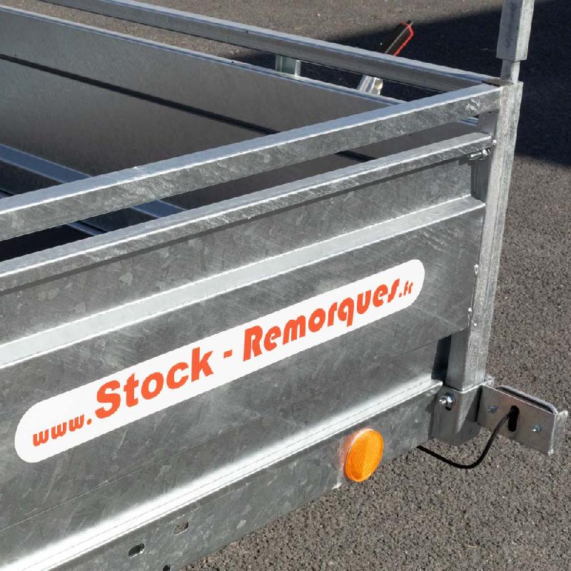 Remorque avec plancher anti-dérapant et ridelles démontables