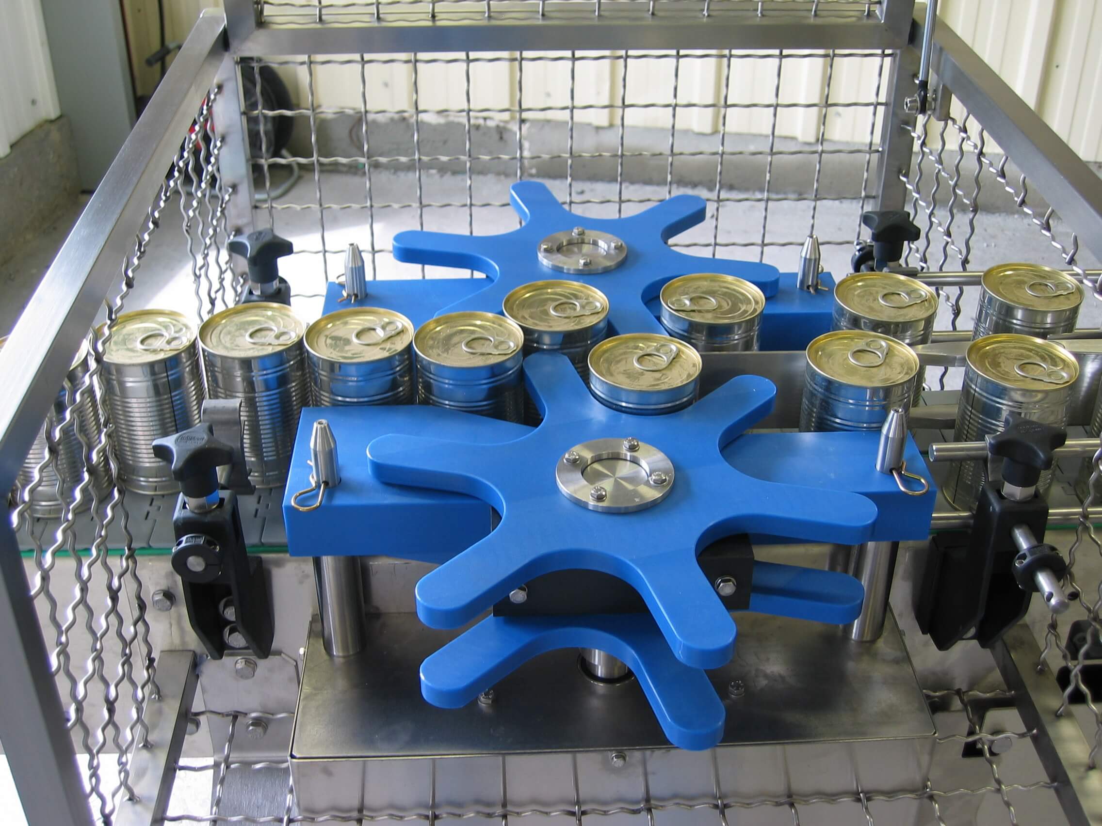 Convergeur alterné, équilibré, à étoiles motorisées pour des produits cylindriques_1