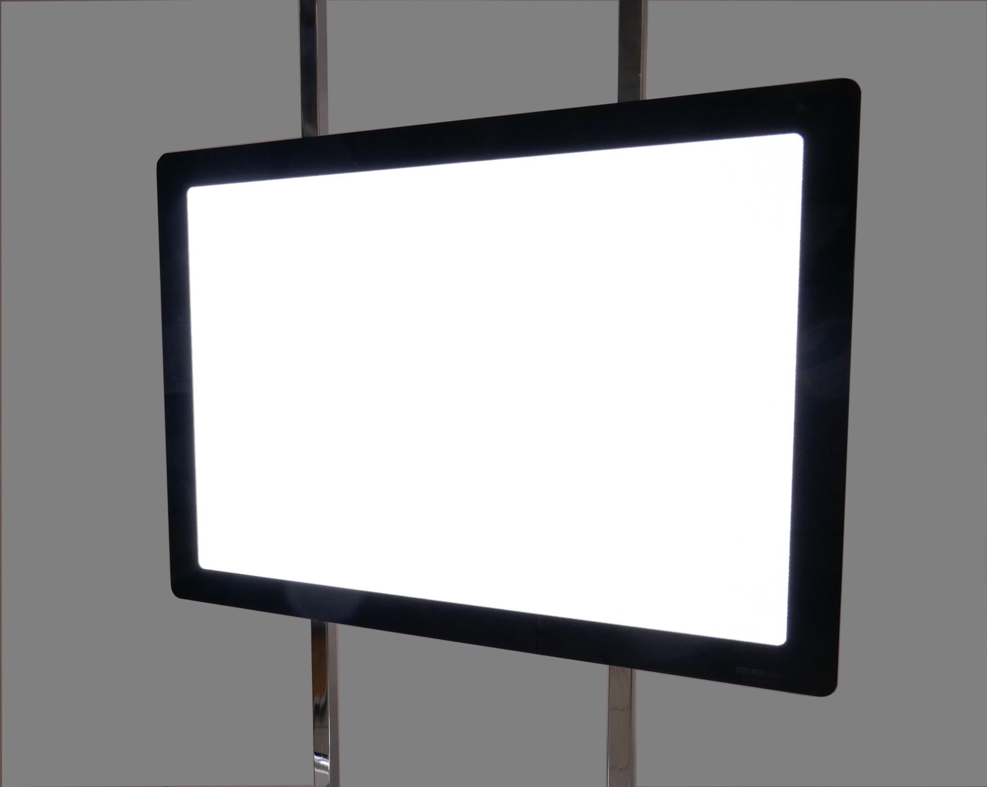 Porte Affiches Lumineux sur Totem - Structure en acier chromé 2,05 m - Formats A4 et A3 réversibles horizontal/vertical_1