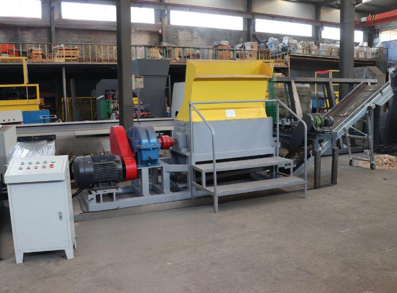 Broyeur de palettes simple arbre 37 kW avec système automatisé et séparateur magnétique - PalletCrush 3700_1