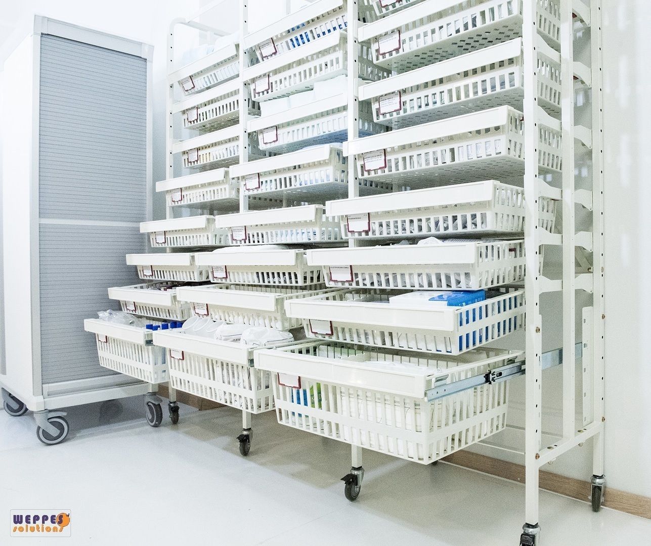 Rayonnage complet pour pharmacies, laboratoires et espaces de restauration - Gamme Air'Stock avec étagères modulables_1