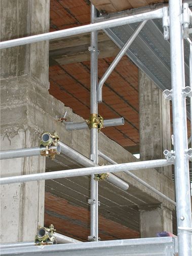 Système d'échafaudage adapté pour l'entretien, la construction et la rénovation